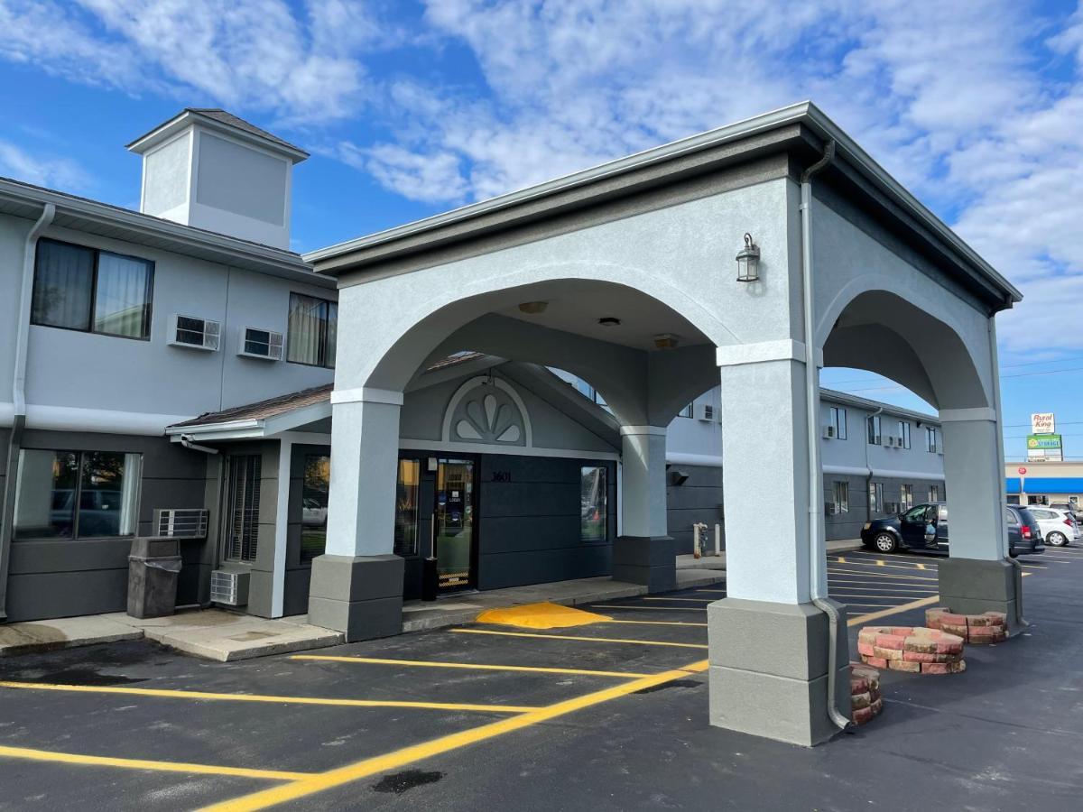 Super 8 By Wyndham Muncie/Ball St. College Area Exterior photo
