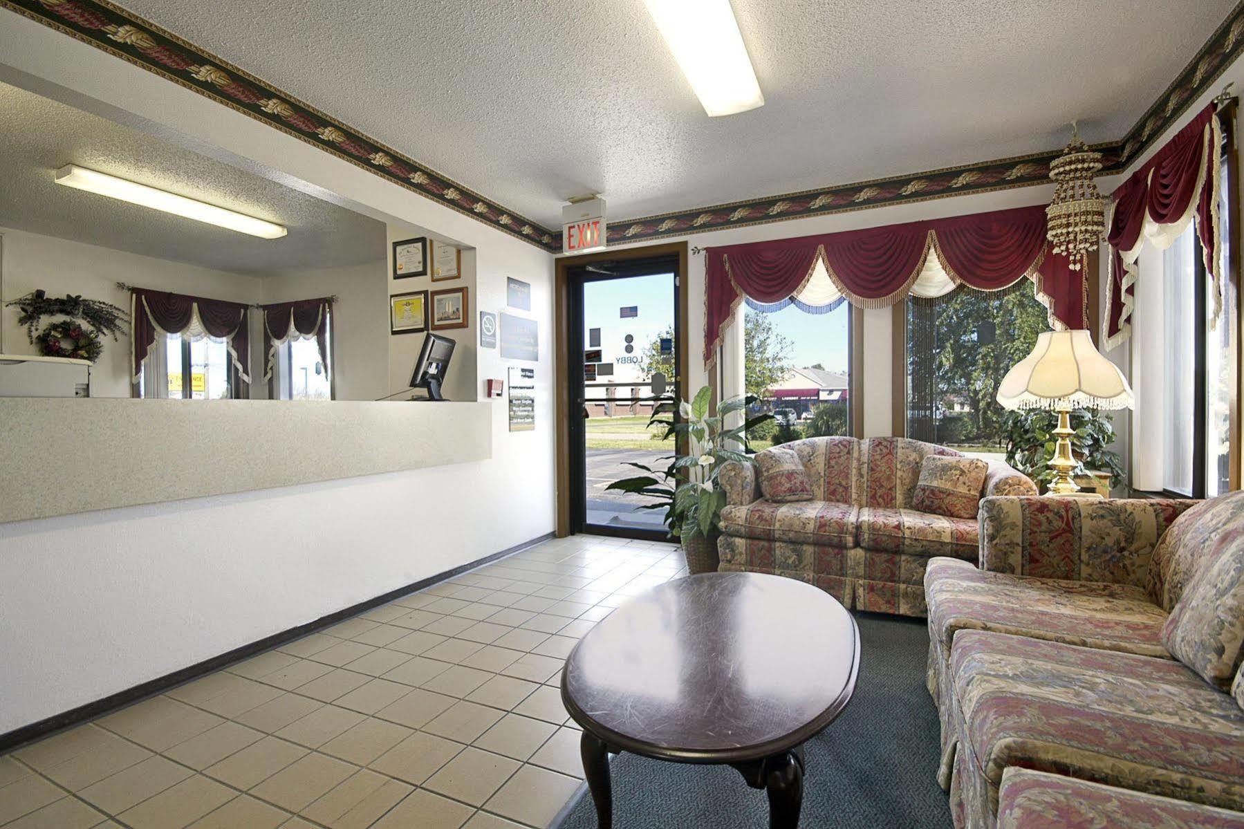 Super 8 By Wyndham Muncie/Ball St. College Area Exterior photo